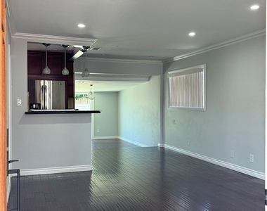 8739 Tyrone Ave - Photo Thumbnail 4