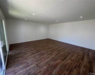 8739 Tyrone Ave - Photo Thumbnail 33