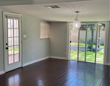 8739 Tyrone Ave - Photo Thumbnail 8