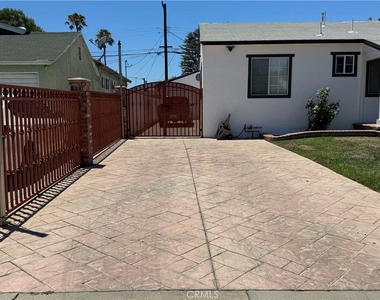 8739 Tyrone Ave - Photo Thumbnail 2