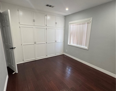 8739 Tyrone Ave - Photo Thumbnail 20