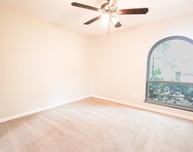 4222 Foliage Drive - Photo Thumbnail 7