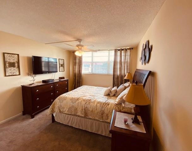 9420 S Hollybrook Lake Drive - Photo Thumbnail 8