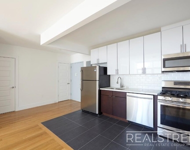 90-02 Queens Blvd - Photo Thumbnail 2