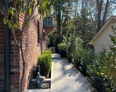 2523 Sharondale Drive Ne - Photo Thumbnail 2