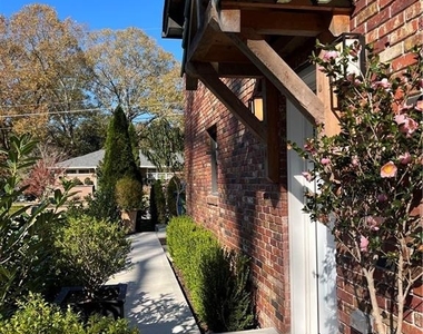 2523 Sharondale Drive Ne - Photo Thumbnail 4