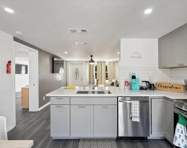 5332 Nutmeg Avenue - Photo Thumbnail 5