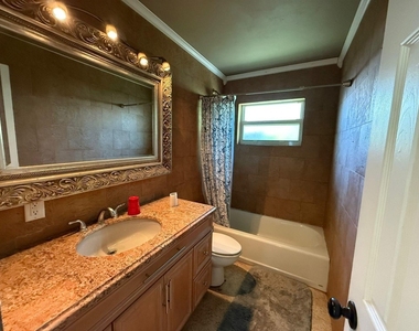 2957 Nw 6th Avenue - Photo Thumbnail 3