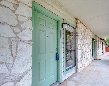 4307 S 1st St - Photo Thumbnail 4