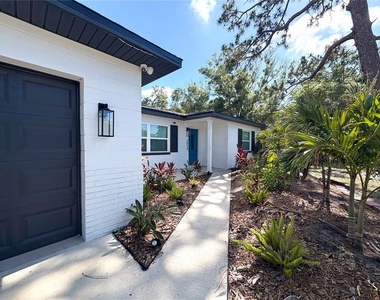 3054 Adrian Avenue - Photo Thumbnail 3