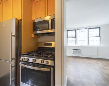 East 79th Street - Photo Thumbnail 3