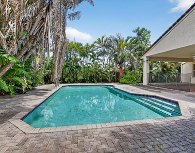 3511 Nw 4th Avenue - Photo Thumbnail 2