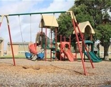 711 Glenoak Drive - Photo Thumbnail 6