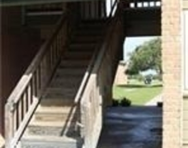 711 Glenoak Drive - Photo Thumbnail 5
