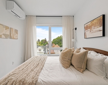 702 East 32nd Street - Photo Thumbnail 11