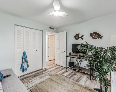 8081 S Woods Circle - Photo Thumbnail 7