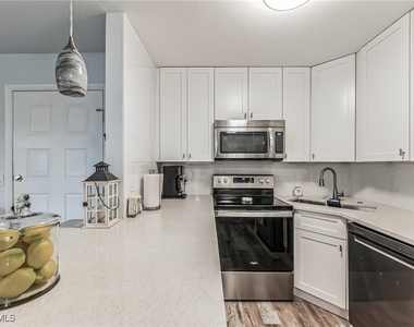 8081 S Woods Circle - Photo Thumbnail 6