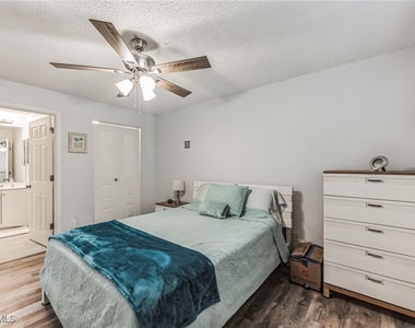 8081 S Woods Circle - Photo Thumbnail 12