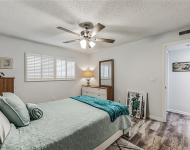 8081 S Woods Circle - Photo Thumbnail 16