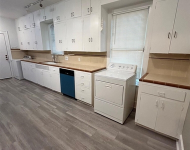 1115 W 22 1/2 St - Photo Thumbnail 15