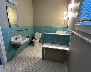 1115 W 22 1/2 St - Photo Thumbnail 24