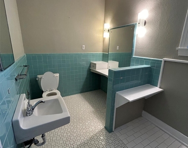1115 W 22 1/2 St - Photo Thumbnail 23