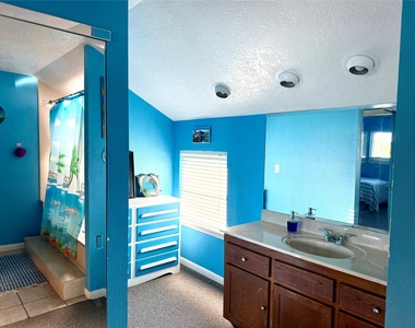 7041 Kingston Cove Lane - Photo Thumbnail 11