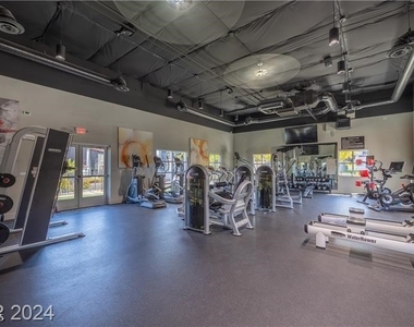 540 W Horizon Ridge Parkway - Photo Thumbnail 10