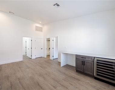 540 W Horizon Ridge Parkway - Photo Thumbnail 3