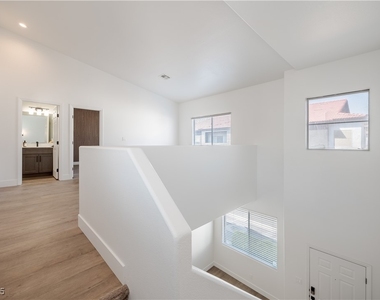 540 W Horizon Ridge Parkway - Photo Thumbnail 2