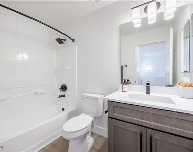 540 W Horizon Ridge Parkway - Photo Thumbnail 6