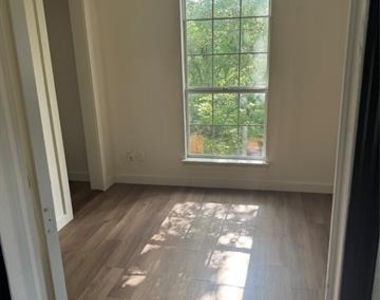 205 W Bond Street - Photo Thumbnail 15