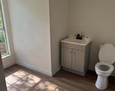 205 W Bond Street - Photo Thumbnail 14