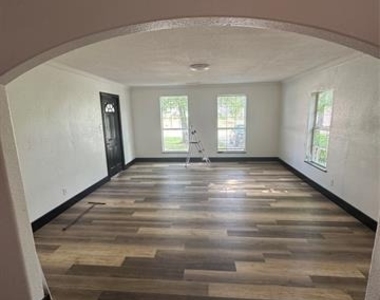 205 W Bond Street - Photo Thumbnail 5