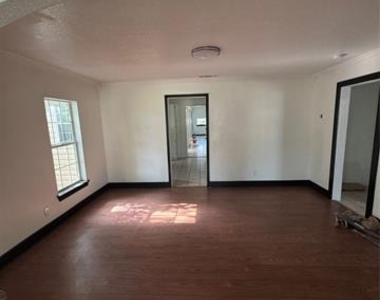 205 W Bond Street - Photo Thumbnail 6