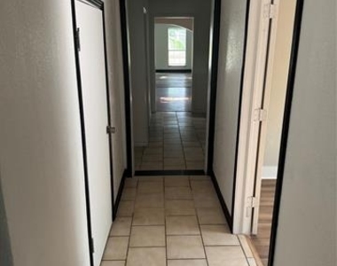 205 W Bond Street - Photo Thumbnail 10