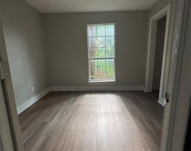205 W Bond Street - Photo Thumbnail 12