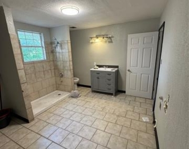 205 W Bond Street - Photo Thumbnail 8
