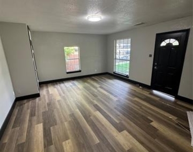205 W Bond Street - Photo Thumbnail 4