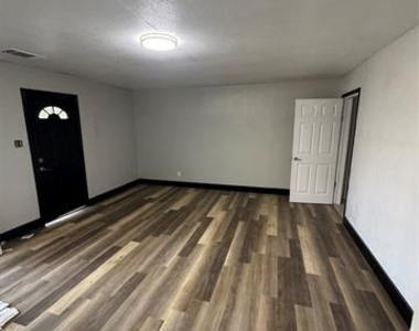 205 W Bond Street - Photo Thumbnail 3