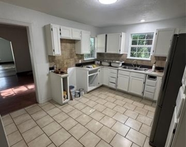 205 W Bond Street - Photo Thumbnail 9