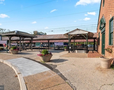 834 W Lancaster Avenue - Photo Thumbnail 8