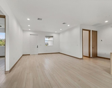 405 Sunset Road N - Photo Thumbnail 13