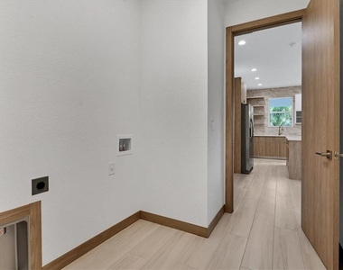 405 Sunset Road N - Photo Thumbnail 9