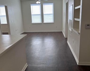703 N San Marcos St - Photo Thumbnail 11