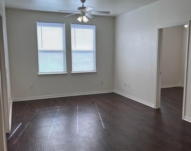 703 N San Marcos St - Photo Thumbnail 13