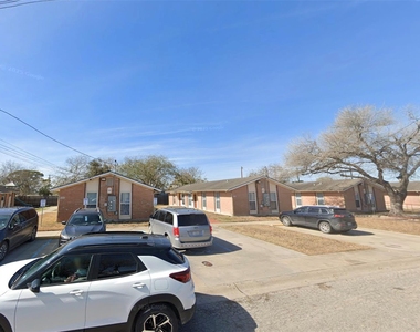 924 Flores St - Photo Thumbnail 3