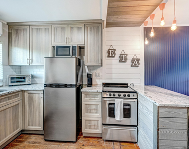 1704 Oak Street - Photo Thumbnail 7