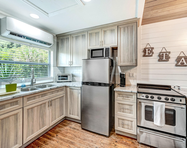 1704 Oak Street - Photo Thumbnail 8