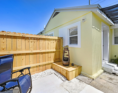 1704 Oak Street - Photo Thumbnail 12